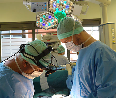 Chirurgien en salle d'opération pour traiter un Syndrome de Poland