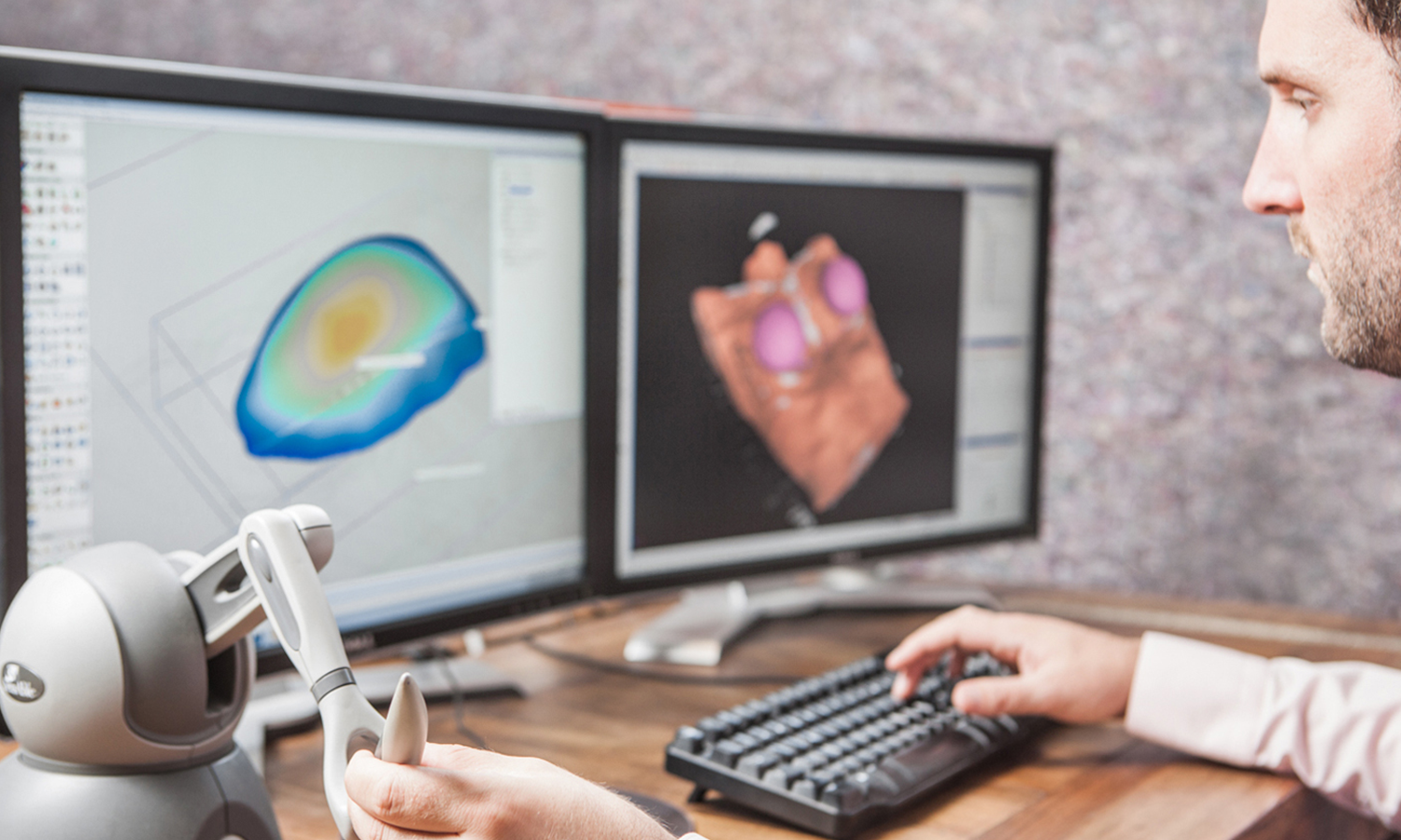 Nuestra experiencia en la modelización de implantes 3D Experto de AnatomikModeling trabajando en la modelización de un implante 3D